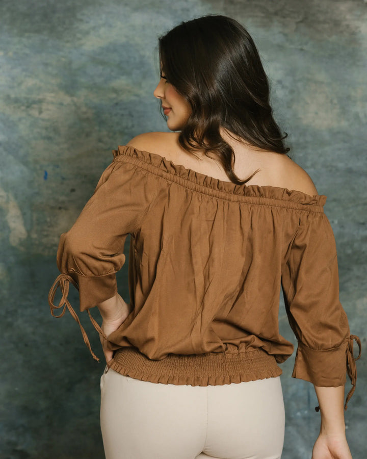 blusa campesina con cuello bandeja a la moda 